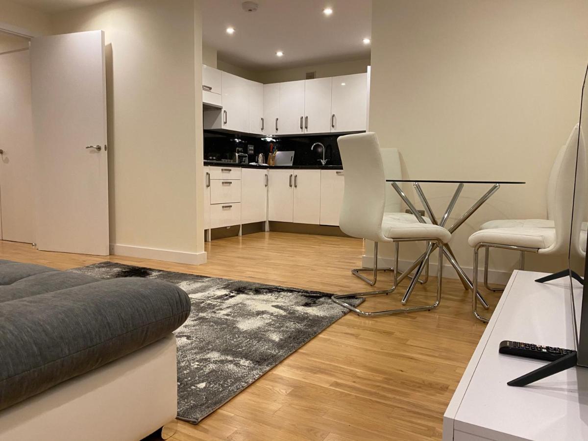 Amazing 2 Bed 2 Bath Private Apartment 왓퍼드 외부 사진